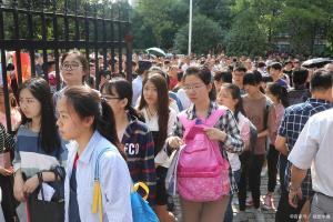 距2025高考還有4天 家長準備了什么禮物,？