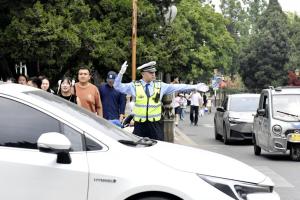 赴考路上遇問題馬上找交警 交警全程護航高考