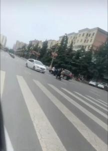 社區(qū)書記開車追撞電瓶車被拘 鬧市飛車追撞女子
