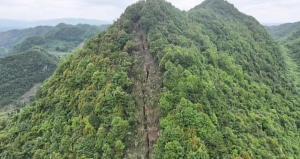 貴州畢節(jié)一地疑山體開裂 村民稱裂縫“看不見底”