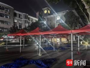南京高考考點搭建“避雨通道” 精細化預(yù)案保障考生