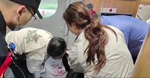 列車上女孩暈厥眾人聯(lián)手救助 緊急醫(yī)療預(yù)案啟動