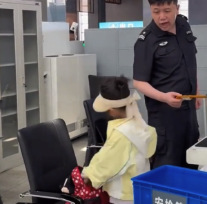 女孩坐地鐵帶了兩把玩具槍被攔 媽媽：還好沒放行李箱里