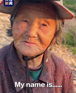80多歲奶奶Rapper式背英語 網(wǎng)友：奶奶的笑又豪爽又治愈