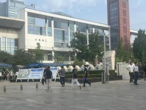第一批走錯考場的學生出現了 交警鐵騎緊急“轉場”送考