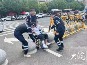 安徽考生腿部骨折坐輪椅參加高考 志愿者暖心護(hù)考