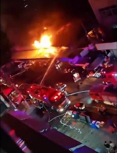 3名小孩大火中遇難 曾打電話求救 市場火災(zāi)致悲劇發(fā)生