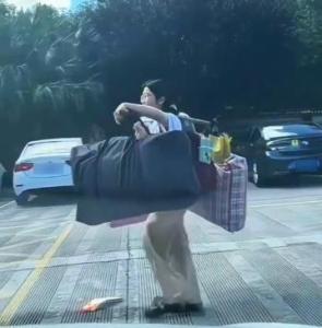 高考后挑行李的女生火了！本人回應(yīng)來了 婉拒資助愿就近打工