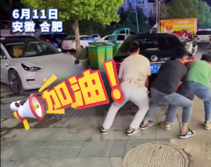 小車出路被擋3男子抬走前車讓路：聯(lián)系不上車主才出此下策