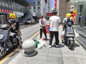 記者體驗(yàn)幫外賣員送外賣 高樓里的“最后一百米”