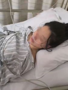 女子被捅數(shù)刀胸部假體救了命 隆胸假體擋住致命一擊