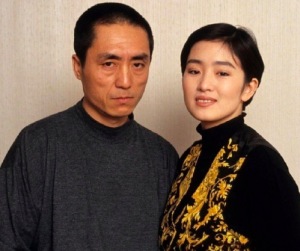 張藝謀鞏俐早期情侶寫(xiě)真 眼神里全是藏不住的愛(ài)意
