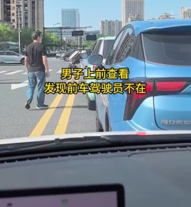 家長(zhǎng)送小孩上學(xué)把車(chē)扔在紅綠燈路口 后車(chē)司機(jī)堵到崩潰