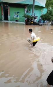考生因暴雨帶救生圈蹚水趕考 啟用備用卷應(yīng)對災(zāi)情