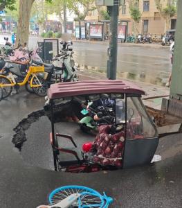 鄭州一道路塌陷出現(xiàn)大坑 當(dāng)?shù)鼗貞?yīng) 無(wú)人員傷亡正在調(diào)查