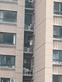 女孩爬到懸空露臺(tái)民警救援 危急時(shí)刻顯身手