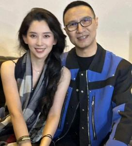 汪峰森林北烏魯木齊逛街 情侶合體力證感情穩(wěn)定