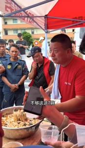 河南漂流哥在貴州榕江支鍋?zhàn)鰻Z面 愛心援助暖人心