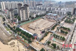 榕江洪水退去后泥濘重重覆蓋 武警清淤排障 重建家園進(jìn)行時(shí)