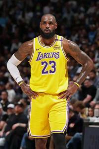 詹姆斯執(zhí)行球員選項留在湖人 刷新NBA最長生涯紀(jì)錄