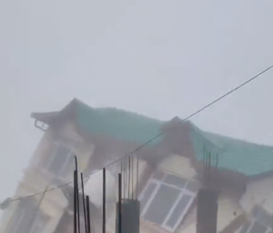 印度一大樓墻體開(kāi)裂如紙牌屋般傾倒 暴雨后倒塌險(xiǎn)情