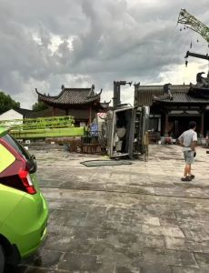 橫店影視城一吊車被大風(fēng)吹翻 無人員傷亡