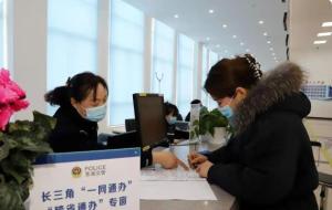 各地迎來首批二代身份證換證高峰 提前準備避免排隊