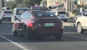 烏魯木齊現(xiàn)首輛特斯拉出租車
