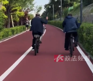 獨(dú)腿大爺用拐杖騎自行車走紅 傳遞生活熱愛與自由