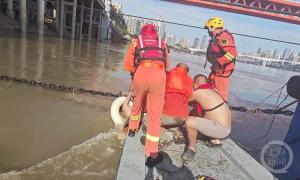 男子江中游泳力竭緊扒船錨鏈求生 消防緊急救援