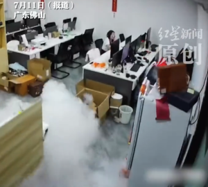 男子剛走過幾秒后冰箱突然爆炸 品牌方回應(yīng)