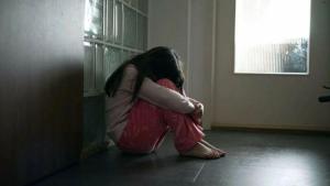 9岁女孩，被老师砸破头骨之后 家庭与校园生活的双重挑战