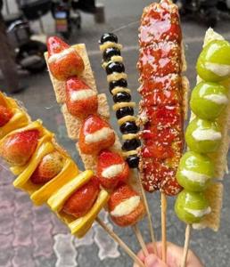 奶皮子糖葫芦走红 医生提醒适量食用 警惕“糖化脸”风险