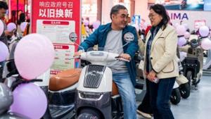 小电驴火灾频发 “四要”习惯需养成 安全充电防隐患