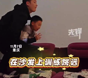 助力儿子圆梦！爸爸托举儿子模拟跳远腾空