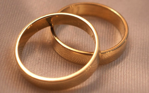 周大福一年关店近千家，黄金涨价为啥金店最受伤？