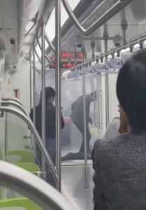 长沙地铁内一女生衣物起火 充电宝冒烟引发
