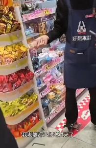 3岁娃拿两块泡泡糖母亲赔偿60元 店家指控引发争执