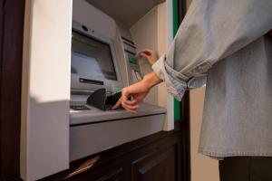 律师银行取款4万遭盘问：具体买什么 反诈与隐私之争