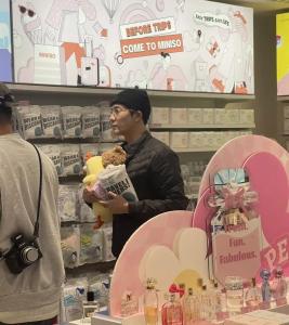 王嘉尔逛巴黎名创 童心未泯扫货达人