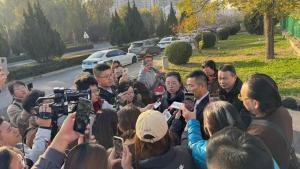 媒体评“狗主人闯门打砸遭反杀”案 正当防卫争议焦点