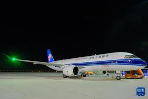 南航C919飞抵阿联酋 将亮相航展 首次中东展示