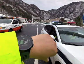 雪天接力守护平安西安高交交警压速带道护送车辆