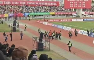 川超凉山队球员冲击裁判 赛区致歉并调查处理
