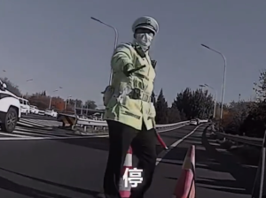 交警的这个举动好暖心！男子奔丧交警放行讲规则有温度