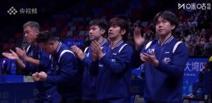 马龙双打单打出战皆获胜 王楚钦在场下使劲给龙哥鼓掌