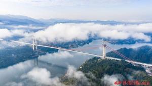 湖南在建最大悬索桥完成桥面摊铺 计划2026年通车