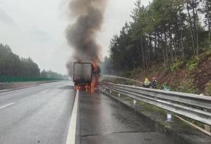 10吨金针菇在江西境内高速全被烤熟 变身“火焰菇”