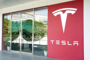 特斯拉起诉无忧传媒要求退还7761元 因里程未达标引发纠纷