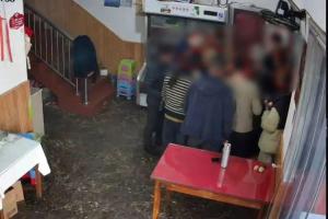一家烧烤店里开设赌博窝点 警方精准捣毁
